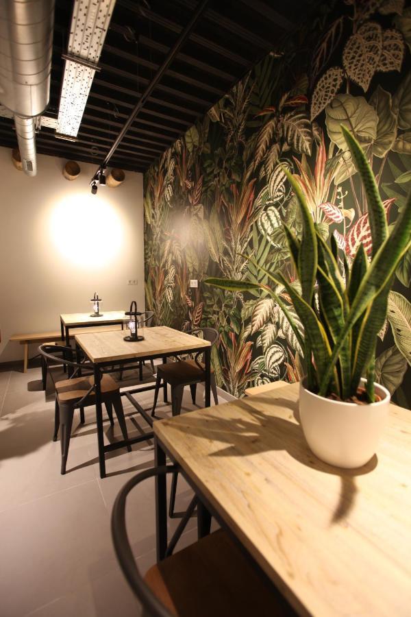 Vtz The Botanic Hostel Zaragoza Exterior photo